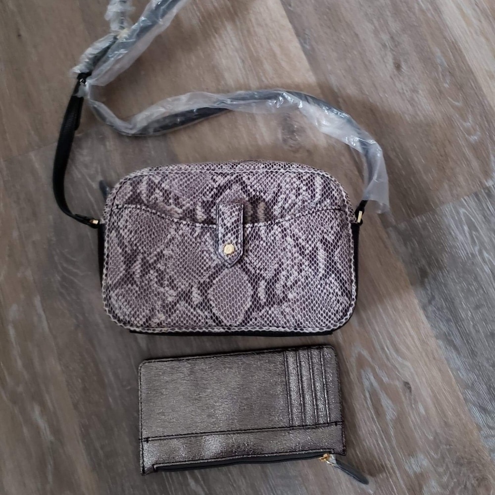 NWOT Leather crossbody bag w/ removable pouch - Picture 3 of 8